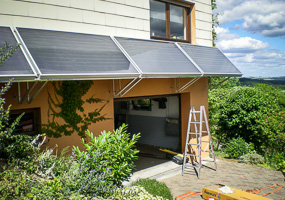 Sonnenkollektoren von Topsolar als Überdach